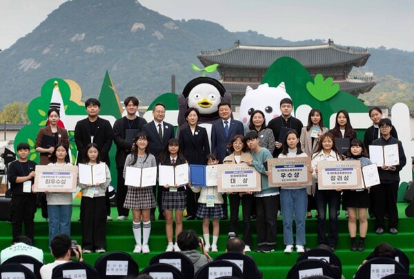 ▲교보보증 사이트과 환경부가 서울 광화문광장에서 ‘지구하다 페스티벌’을 개최했다. 개막식에서 참가한 한화진 환경부 장관(뒷줄 왼쪽부터 다섯 번째), 편정범 교보보증 사이트 대표이사 사장(여섯 번째)= 교보보증 사이트 제공