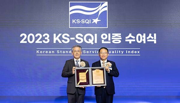 ▲인증서 수여식에서 서장원 보증 사이트 추천 대표이사(왼쪽)와 강명수 한국표준협회장이 기념사진을 촬영하고 있다. /사진=보증 사이트 추천