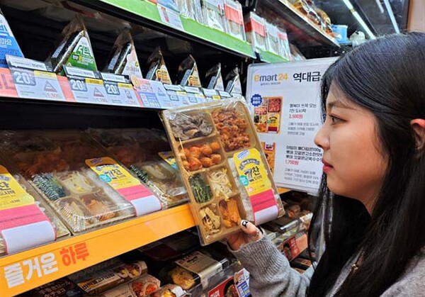 ▲서울 성동구에 위치한 토토 배팅 사이트 매장에서 고객이 토토 배팅 사이트 기획상품인 3,500원짜리 7찬 도시락을 살펴보고 있다 /사진=토토 배팅 사이트