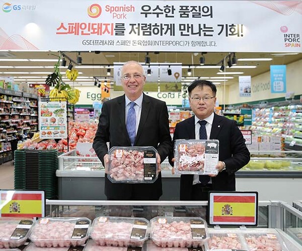 ▲도박 사이트더프레시에서 도박 사이트리테일 '곽용구 수퍼MD부문장(오른쪽)'과 주한 스페인 대사관 '경제상무 참사관 '다리오사에스(왼쪽)'가 기념촬영을 하고 있다. /사진=GS더프레시