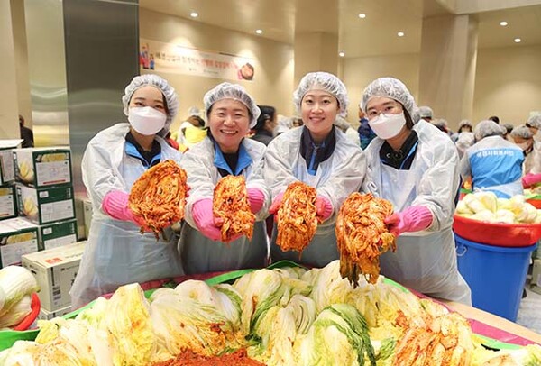 ▲애경보증 사이트, 20년째 '사랑의 김장나눔' 실천 /사진=애경산업