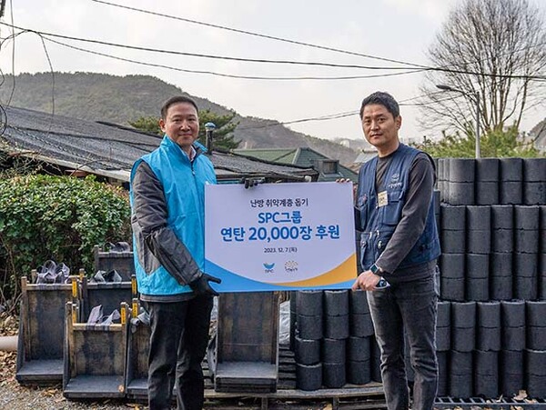 ▲7일 서울 서초구 전원마을 비닐하우스 단지에서 SPC그룹이 도박은행을 통해 도박 2만장을 기부하고 허희수 SPC 부사장(왼쪽)과 도박은행 김재현 팀장이 기념촬영을 하고 있다. /사진=SPC그룹