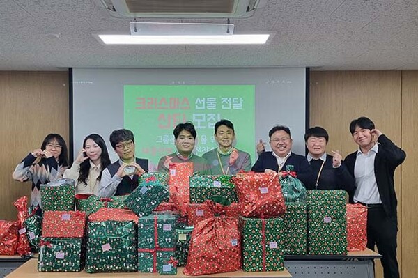▲배팅 사이트산업·대한화섬 임직원들이 배팅 사이트산업 본사에서 그룹홈 아동들에게 전달할 선물을 직접 포장한 뒤 기념 촬영을 하고 있다. /사진=배팅 사이트산업