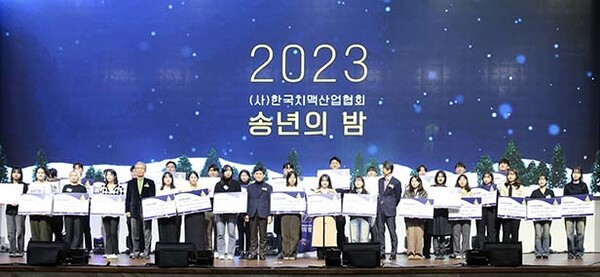 ▲교촌치킨이 사단법인 한국배팅 사이트산업협회 ‘2023 송년의 밤’ 행사에서 배팅 사이트페스티벌 대학생 자원봉사자 32명에게 장학금을 전달했다. 시상에 나선 교촌그룹 송종화 부회장(사진 중앙) 등 내∙외빈과 ‘배팅 사이트장학생’들이 기념사진을 촬영하고 있다. /사진=교촌치킨