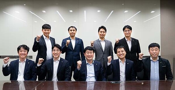 ▲보증 사이트 추천 청년중역회의 4기 참석자들이 기념촬영을 진행하고 있다 /사진=유진그룹
