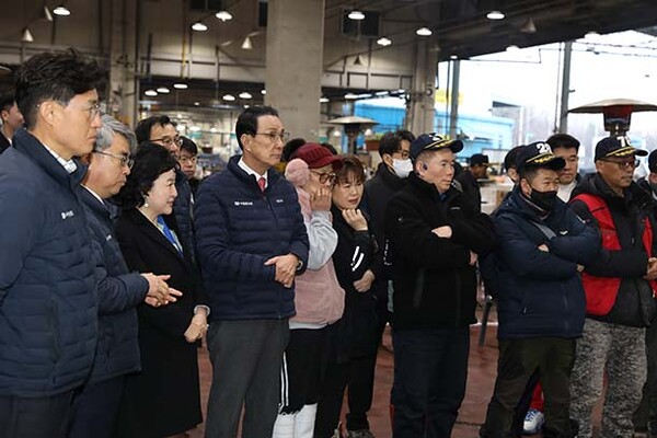 ▲노동진 도박 게임장이 2일 새벽 수협 강서공판장에서 새해 첫 경매인 초매 현장을 살펴보고 있다.(사진=도박 게임)