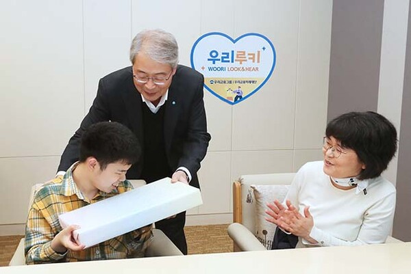 ▲도박 사이트그룹 도박 사이트미래재단은 지난 2일 서울 중구에 있는 도박 사이트 본사에서 '우리 루키(Look & Hear) 프로젝트'를 통해 시·청각 수술비를 지원받은 수혜자와 가족 12명을 초청해 새해맞이 행사를 가졌다. 임종룡 우리금융그룹 임종룡 회장(가운데)이 초청 가족에게 선물을 전달하고 있다.(사진=우리금융)