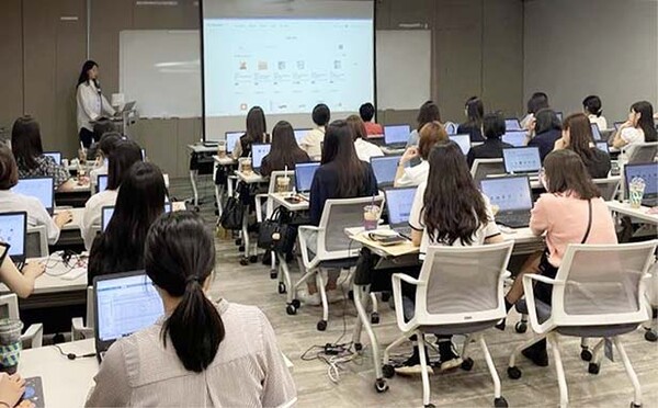 ▲CJ프레시웨이가 단체급식 도박 사이트 역량 강화를 위해 '메뉴관리시스템'을 새롭게 구축했다. CJ프레시웨이가 단체급식 업무 담당자들을 대상으로 메뉴관리시스템에 대한 교육을 진행하고 있는 모습 /사진=CJ프레시웨이
