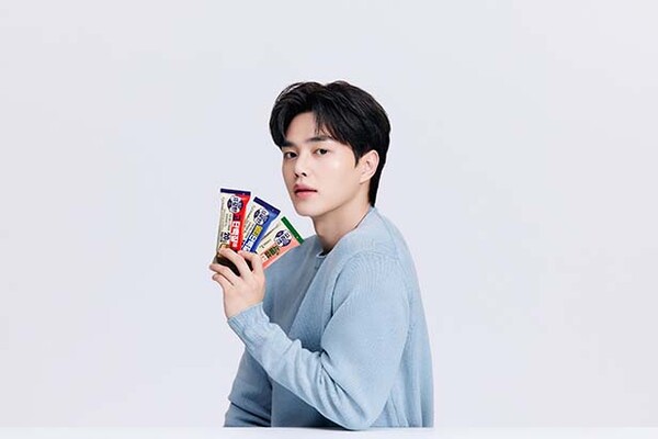 ▲이지온라인 도박 브랜드 모델 배우 송강 /사진=롯데웰푸드