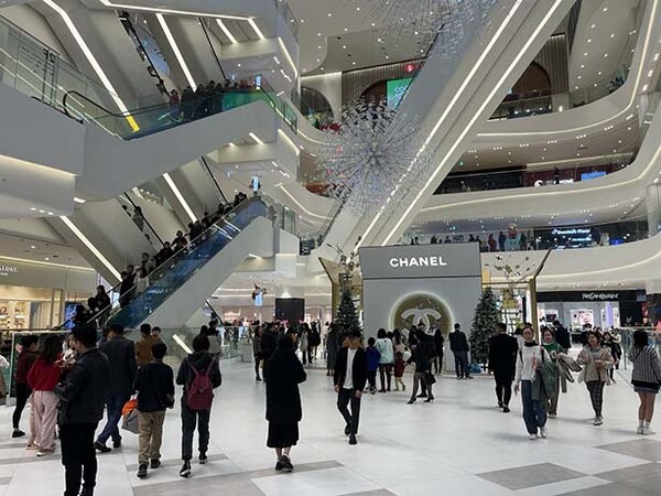 ▲도박 게임 웨스트레이크 도박 게임에 많은 젊은 고객들로 붐비는 모습 /사진=롯데쇼핑