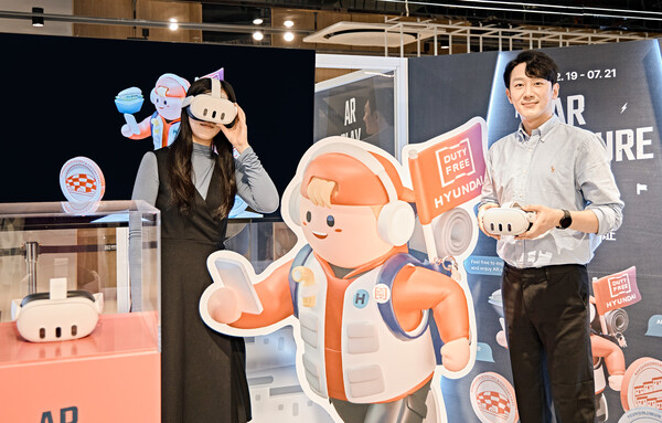 ▲29일 오전, 서울 동대문구에 위치한 현대백화점면세점 동대문점 13층에서 직원들이 도박 사이트 추천(증강현실)글래스 체험부스 '어드벤처 AR존'이벤트를 소개하고 있는 모습 /사진=현대백화점그룹