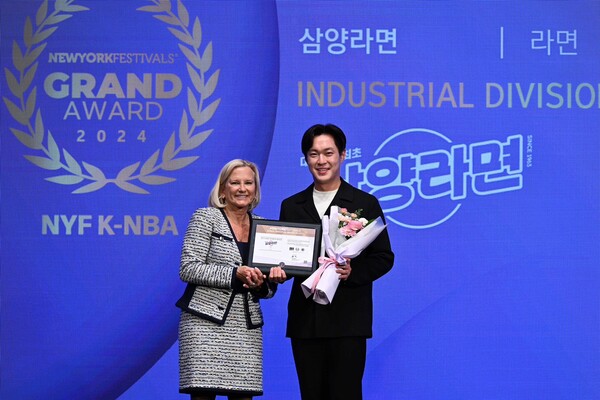 ▲삼양라운드스퀘어는 3일 서울 중구 소공동 롯데호텔에서 열린 ‘2024 대한민국 국가브랜드 대상’ 시상식에서 온라인 도박 부문 대상을 수상했다.엘런 스미스 뉴욕페스티벌 회장, 최의리 삼양라운드스퀘어 브랜드전략실 상무(오른쪽)./사진=삼양라운드스퀘어
