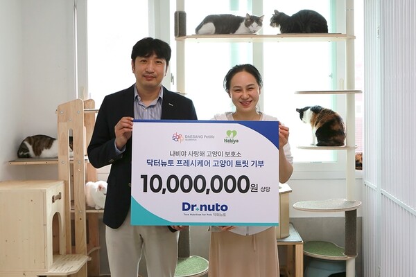 ▲16일 서울시 용산구에 위치한 나비야사랑해 본사에서 열린 기부 물품 후원식에서 관계자들이 기념촬영을 하고 있다. 강인수 도박 종류 대표이사(왼쪽), 유주연 나비야사랑해 대표이사./사진=대상