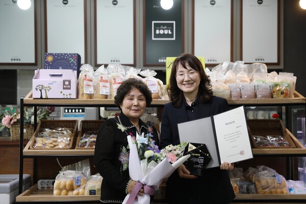 ▲KT그룹 희망나눔재단은 지난 27년간 일자리 창출로 발달도박 사이트 자립을 도와 온 ‘소울베이커리’가 올해 두번째 희망나눔인상을 수상했다. ‘소울베이커리’ KT희망나눔인상 시상_ 김영희 씨(왼쪽, 근로도박 사이트 보호자모임 대표, 이태현씨 어머니), 김혜정 원장 *이태현 씨: 2003년부터 근무./사진=KT그룹