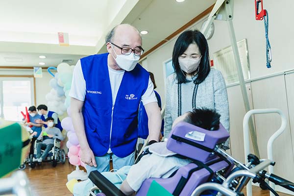▲효성첨단보증 사이트 임직원들이 18일 '영락애니아의 집'을 찾아 체육대회 봉사활동을 진행하고 있다.(사진=효성첨단소재)