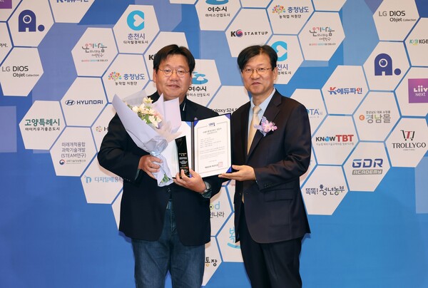 ▲25일 앰버서더 서울 풀만 호텔에서 열린 ‘2024 국가대표 브랜드 대상 시상식’에서 도박 게임GDR아카데미 송재순 대표(왼쪽)가 기념사진을 촬영하고 있다./사진=도박 게임