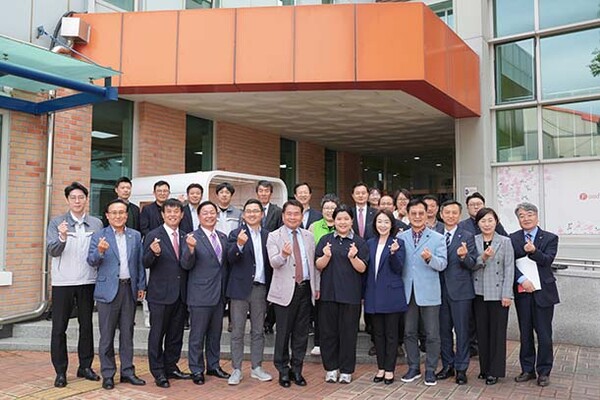 ▲지난 29일, 춘천한샘고등학교에서 진행된 ‘ESG 선도경영 학교형 도박 게임로봇 시연회’가 끝나고, 두산로보틱스 류정훈 대표(앞줄 왼쪽 다섯째), 강원특별자치도교육청 신경호 교육감(앞줄 왼쪽 여섯째), 강원특별자치도 정광열 경제부지사(뒷줄 왼쪽 여섯째) 등 관계자들이 기념사진을 촬영하고 있다.(사진=두산로보틱스)