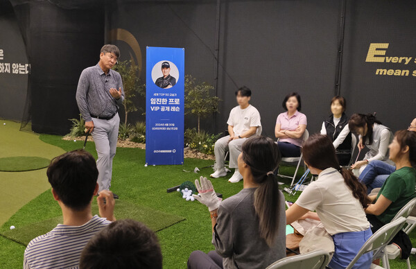 ▲4월 30일 GDR아카데미 성남 판교점에서 성황리에 마무리된 숏게임 공개레슨에서 임진한 프로가 레슨을 진행하고 있다./사진=도박존