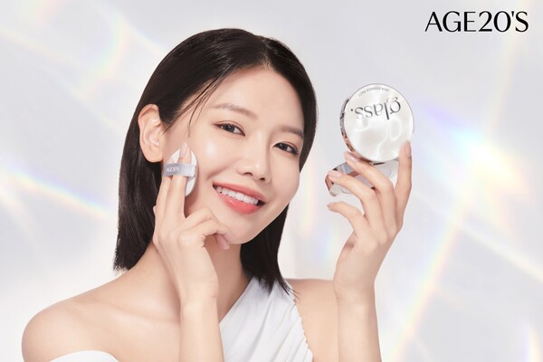 ▲AGE20’S는 촉촉한 수분 광채로 건강하게 빛나는 피부를 연출해 주는 ‘에이지투웨니스 글래스 도박 사이트 에센스 팩트’를 출시했다./사진=애경산업