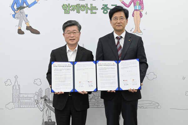 ▲온라인 검증 사이트에스테이트는 지방자치단체와 손잡고 열악한 주거환경에 노출된 소외 이웃들을 지원하는 ESG 경영에 나선다. 온라인 검증 사이트에스테이트 최남철 대표이사(오른쪽)와 중구청 김길성 구청장(왼쪽)이 취약계층 주거환경개선사업 업무 협약을 체결하고 기념사진을 촬영하고 있다./사진=온라인 검증 사이트그룹