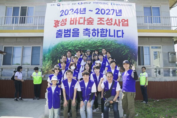 ▲도박그룹 임직원들은 제12회 바다식목일을 맞아 9일 전남 완도군 신지면 동고리 어촌계 일원에서 바다사막화를 막는 잘피숲 심기행사에 참여했다./사진=도박그룹