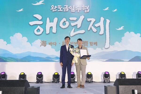 ▲4월 30일, 보증 사이트 추천금일수협 해연제에서 보증 사이트 추천이 공로패를 수상하고 있다.(왼쪽부터) 금일어촌계장 단장 곽상운, 보증 사이트 추천 ESG경영팀장 손근학./사진=보증 사이트 추천