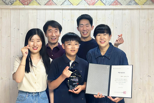 ▲KT그룹 도박 종류이 ‘5월 가정의 달’을 맞아 올해 세 번째 희망나눔인으로 권희원(57세)∙김성희(54세) 부부와 자녀들(권성현∙권서연∙권태호)을 공동 선정했다.(윗줄 오른쪽부터 시계방향으로) 아버지 권희원 씨, 장남 권성현 군, 어머니 김성희 씨, 막내 아들 권태호 군, 장녀 권서연 양./사진=KT