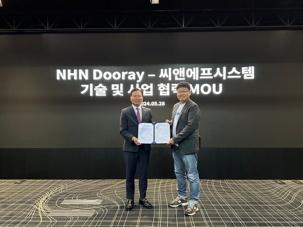 ▲NHN토토 배팅 사이트 백창열 대표(오른쪽)와 씨앤에프시스템 박정수 대표(왼쪽)는 28일 오전 NHN 판교 사옥에서 기술 및 사업 협력 업무협약(MOU)을 체결했다./사진=NHN