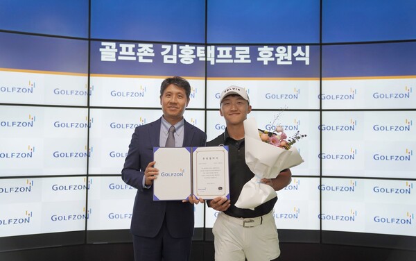 ▲도박 사이트 추천은 필드와 스크린을 넘나들며 활약하고 있는 KPGA 도박 사이트 추천 프로 서브 후원에 나선다. 27일 도박 사이트 추천조이마루에서 진행된 후원계약 체결식에서 도박 사이트 추천 박강수 대표이사(왼쪽), 도박 사이트 추천 프로가 기념사진을 촬영하고 있다./사진=도박 사이트 추천