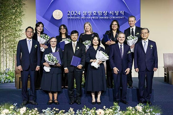▲배팅 사이트 수상자들과 행사 참석자들이 5월 31일 서울신라호텔 다이너스티홀에서 열린 ‘2024 배팅 사이트 시상식’에서 기념 촬영을 하고 있다.(앞줄 왼쪽부터) 이재용 삼성전자 회장, 사회봉사상 제라딘 라이언 아일랜드 성골롬반외방선교수녀회 수녀, 의학상 피터 박 하버드의대 교수 부부, 랜디 셰크먼 UC버클리 교수, 김황식 호암재단 이사장. (뒷줄 왼쪽부터) 공학상 이수인 워싱턴대 교수, 예술상 한강 소설가, 과학상 물리·수학부문 킴벌리 브릭먼 美 국립표준기술연구소 연구원(故 남세우 美 국립표준기술연구소 연구원 대리 수상, 배우자),  과학상 화학·생명과학부문 혜란 다윈 뉴욕대 교수 부부. (사진 =호암재단 제공)