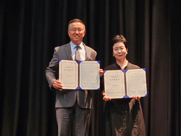 ▲19일 대전 동구 선샤인호텔에서 열린 ‘영유아 올바른 식습관 형성’ 협약식에서 보증 사이트 추천 천영훈 대표(왼쪽)와 한국사회복지법인어린이집 연합회 임진숙 회장(오른쪽)이 협약서 서명 후 기념사진을 찍고 있다./사진=보증 사이트 추천
