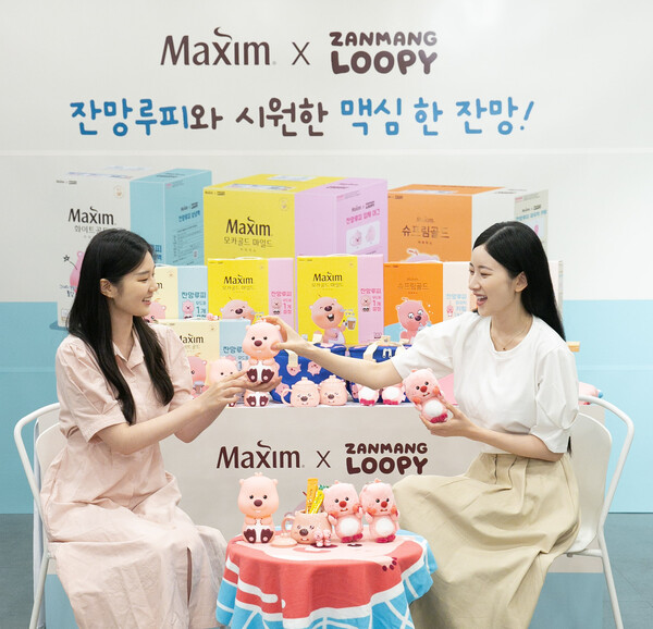 ▲동서식품이 인기 캐릭터 ‘온라인 도박’와 협업한 한정판 ‘맥심 커피믹스 X 온라인 도박 스페셜 패키지’를 출시했다./사진=동서식품