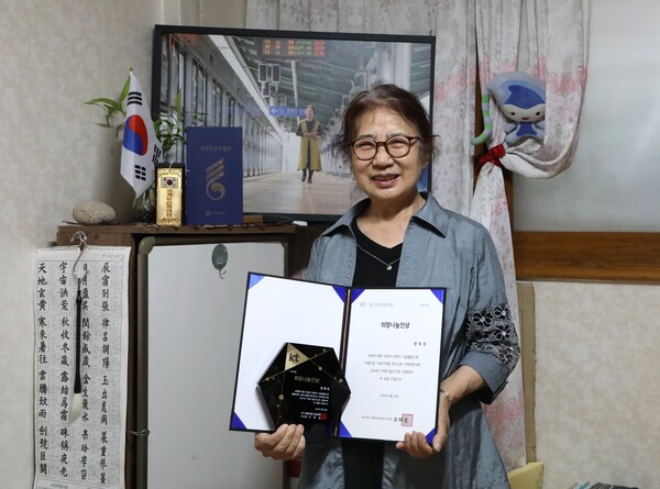 ▲KT그룹 희망나눔재단이 호국보훈의 달을 맞아 올해 네 번째 온라인 검증 사이트 주인공으로 독립유공자 후손 양옥모(79세)씨를 선정했다. 양옥모씨는 국가를 위해 헌신한 독립운동가 후손으로, 나라에 보탬이 되고자 힘든 환경에서도 어려운 이웃을 위해 10년째 봉사하며 나눔을 실천하고 있다. 온라인 검증 사이트 수상자 양옥모씨./사진=KT
