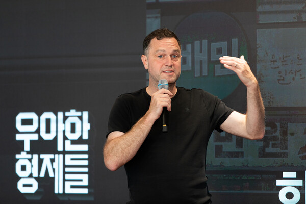 ▲우아한형제들 피터얀 반데피트 대표가 10일 우아한형제들 본사에서 열린 전사발표에서 사내 구성원을 대상으로 온라인 도박안을 발표하고 있다./사진=우아한형제들