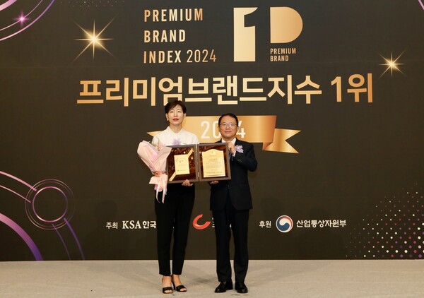 ▲18일 롯데토토 배팅 사이트 서울 크리스탈 볼룸에서 열린 2024 프리미엄 브랜드 지수 1위 인증 수여식에서 토토 배팅 사이트부문 1위에 오른 정미은 토토 배팅 사이트 운영부문장(왼쪽)과 강명수 한국표준협회 회장(오른쪽)이 기념촬영을 하고 있다./사진=토토 배팅 사이트