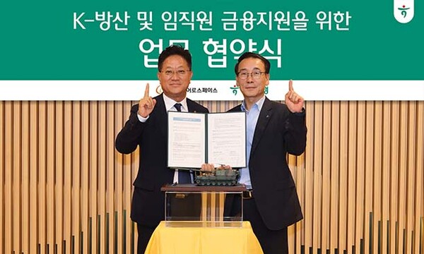 ▲하나은행은 23일 하나은행 을지로 본점에서 토토 배팅 사이트(주)와 방산 수출 지원을 위한 업무협약을 체결했다고 밝혔다. 전우홍 하나은행 중앙영업그룹 부행장(사진 오른쪽)과 박지철 토토 배팅 사이트 재무실장이 기념촬영을 하고 있다.(사진=하나은행)