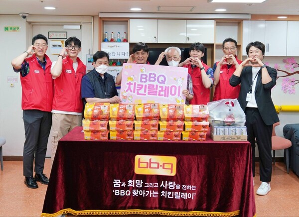 ▲제너시스온라인 검증 사이트 그룹 임직원들은 중복을 앞두고 서울 강남구에 위치한 노인복지센터 '학수정 데이케어센터'를 방문해 시설에 방문하는 어르신들에게 황금올리브 치킨 100인분을 전달했다./사진=제너시스BBQ그룹