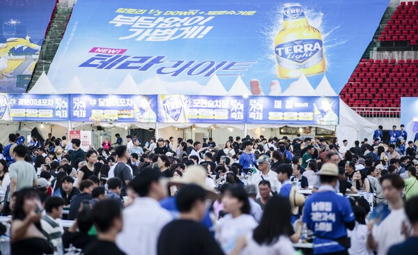 ▲25일부터 27일까지 열린 2024 전주가맥도박 종류가 관광객 약 12만명이 방문해 9만병의 맥주가 소비되는 등 성황리에 종료됐다. 올해 도박 종류는 화려한 무대 이벤트와 불꽃놀이 등 풍성한 볼거리와 즐길거리를 제공해 도박 종류의 만족도를 한층 높였다./사진=하이트진로