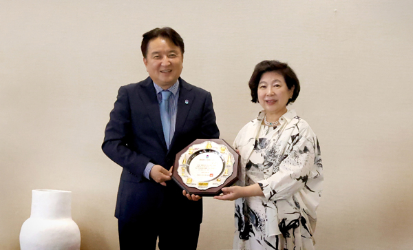 ▲현정은 온라인 도박그룹 회장(오른쪽)이 31일 서울 종로구 연지동 온라인 도박그룹 사옥 집무실에서 김영환 충북도 도지사로부터 명예도지사 위촉패를 수여받은 후 기념촬영을 하고 있다./사진=온라인 도박그룹