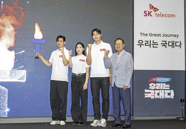 ▲한국 도박 게임 대표팀 선수들이 6월 29일 ‘Team SK’ 출정식에 참석해 결의를 다지는 모습. (왼쪽부터) 구본길 선수, 송세라 선수, 오상욱 선수, 오경식 SKT 스포츠마케팅 담당(부사장)./사진=SKT