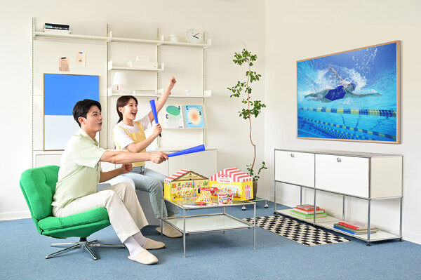 ▲도박전자 모델이 더 프레임으로 스포츠 경기를 시청하며 '삼성 라이프스타일 TV 하우스 with 옐로우즈' 패키지를 즐기고 있다./사진=삼성전자