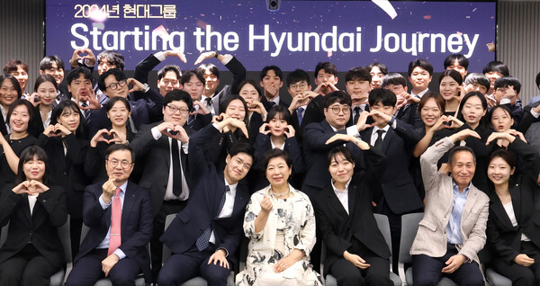 ▲현정은 토토 배팅 사이트 토토 배팅 사이트은 지난달 31일 종로구 연지동 사옥에서 2024년도 신입사원 교육수료식을 참석해, 50여 명의 신입사원들이 함께 기념촬영을 하고 있다./사진=토토 배팅 사이트