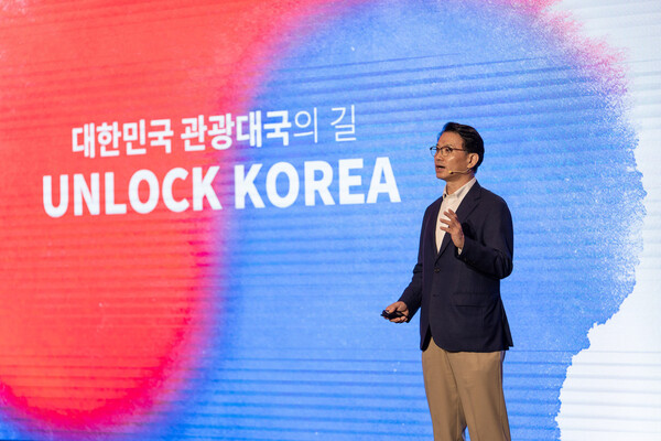 ▲7일 장수청 미국 퍼듀대학교 교수가 배팅 사이트 ‘대한민국 관광대국의 길’ 간담회에서 개회사를 하고 있다. 이날 배팅 사이트는 인바운드 관광 활성화 전략을 담아 출판한 도서를 소개하고, 관광 경쟁력 강화를 위한 민ㆍ관ㆍ학 실행 과제를 공유했다./사진=아놀자리서치