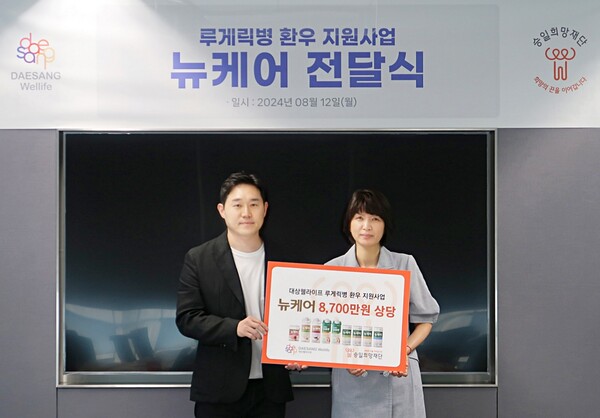 ▲배팅 사이트가 루게릭병 환우를 위한 영양 지원사업을 5년 연속 진행하며 재단법인 승일희망재단에 8700만원 상당의 균형영양식 ‘뉴케어’ 제품을 기부한다. 김준표 배팅 사이트 마케팅커뮤니케이션실장(왼쪽)과 박성자 승일희망재단 상임이사(오른쪽)./사진=배팅 사이트