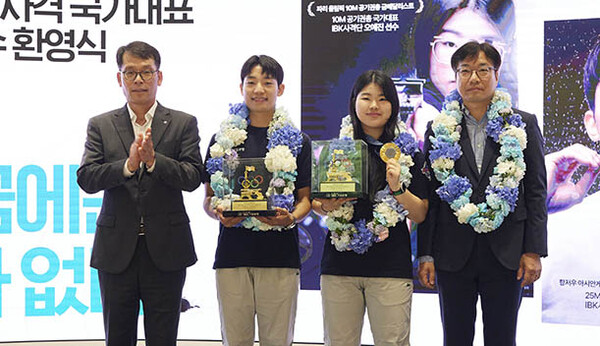▲14일 서울 중구 기업온라인 도박 본점에서 열린 IBK사격단 환영행사에서 김성태 IBK기업온라인 도박장(맨 왼쪽)이 송종호 선수(왼쪽 두 번째), 오예진 선수(왼쪽 세 번째), 채근배 감독(왼쪽 네 번째)에게 포상금과 격려품을 전달하고 기념촬영을 하고 있는 모습.(사진=IBK기업온라인 도박)