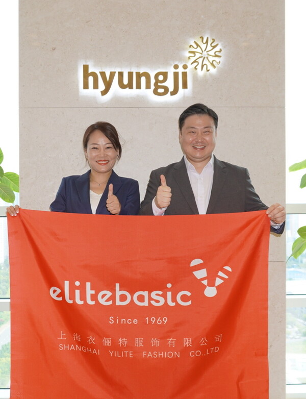 ▲최준호 형지엘리트 부회장(오른쪽)과 허원신 도박 총경리(왼쪽)가 8일 형지엘리트 본사가 위치한 송도 형지글로벌패션복합센터에서 기념 사진을 촬영하고 있다./사진=형지엘리트