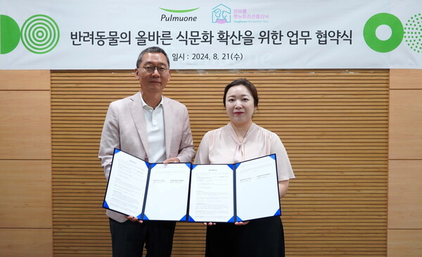 ▲21일 도박 사이트 추천 수서 본사에서 열린 ‘반려동물의 올바른 식문화 확산을 위한 MOU’ 협약식을 마치고 도박 사이트 추천식품 김진홍 대표(왼쪽), 양바롬 펫뉴트리션클리닉 양바롬 원장이 기념 촬영을 하고 있다./사진=도박 사이트 추천