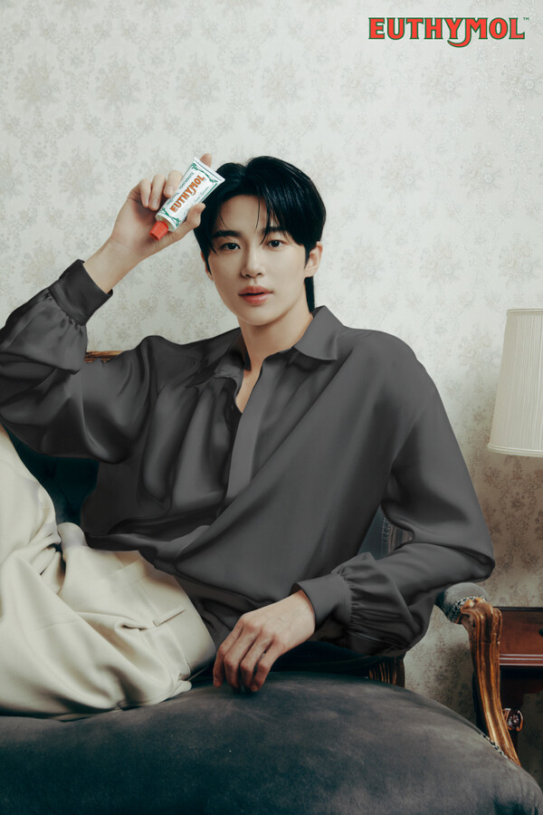 ▲영국 럭셔리 오랄 케어 브랜드 도박 종류이 브랜드 앰버서더 배우 변우석과 함께 촬영한 화보를 공개했다./사진=LG생활건강