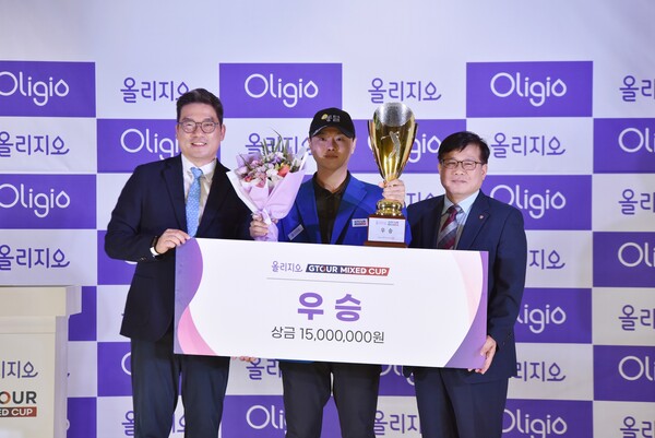 ▲지난 2일 대전 보증 사이트조이마루에서 열린 ‘2024 올리지오 GTOUR MIXED CUP’ 시상식에서 (왼쪽부터) 보증 사이트 손장순 상무, 우승자 염돈웅, 원텍 서영석 CTO가 기념촬영을 하고 있다./사진=보증 사이트