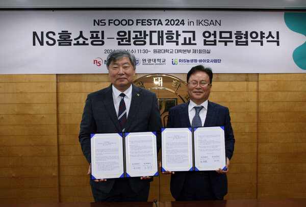 ▲4일 원광대학교에서 ‘지역상생발전과 농식품 분야 지속가능 식품문화축제’로서 ‘배팅 사이트 FOOD FESTA in IKSAN’의 성공 개최를 위해 원광대학교와 업무협약을 맺었다. (오른쪽부터) 배팅 사이트홈쇼핑 조항목 대표이사, 원광대학교 박성태 총장./사진=배팅 사이트홈쇼핑
